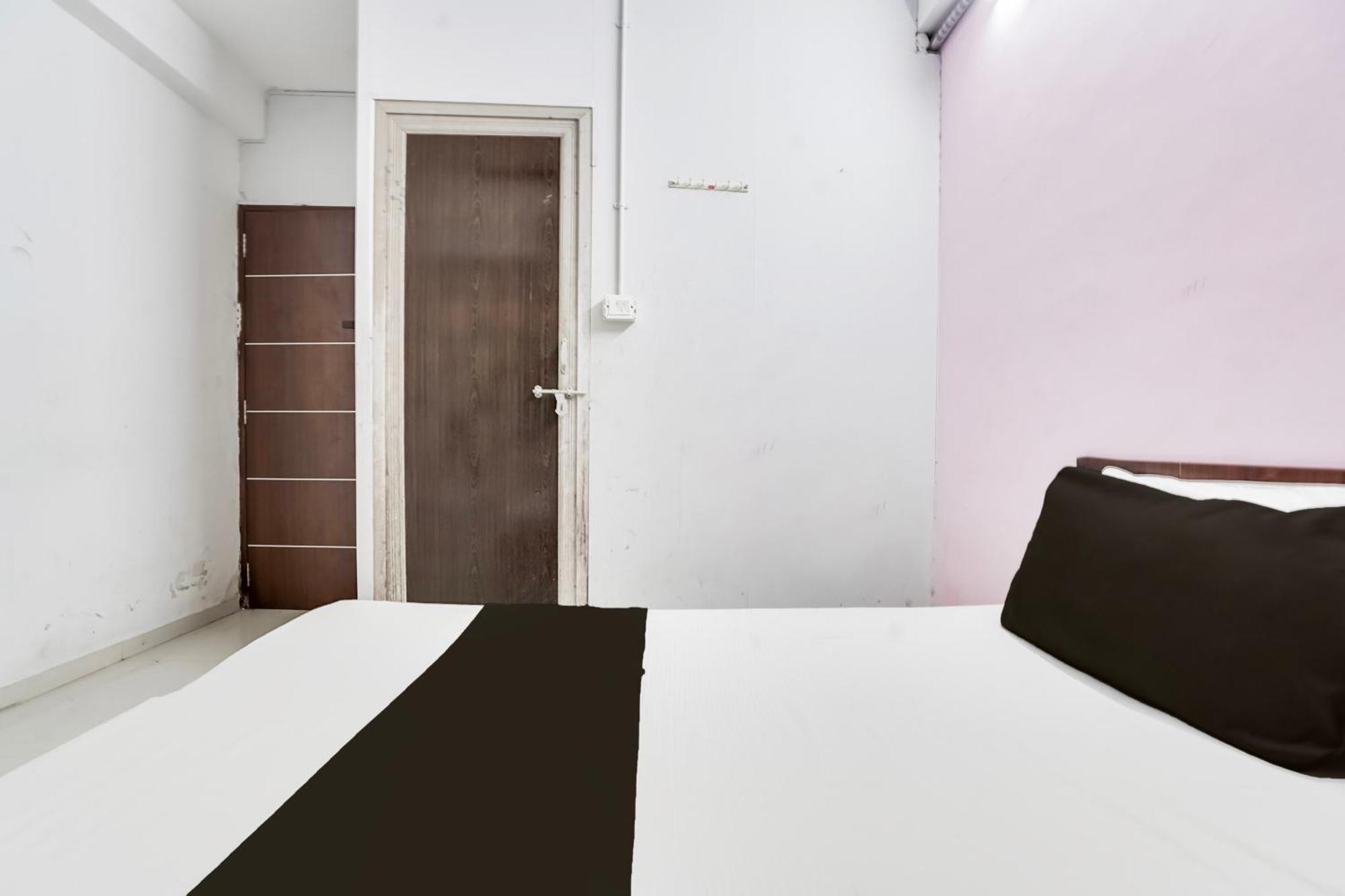 Hotel O Day Night Rooms Surat Exterior foto
