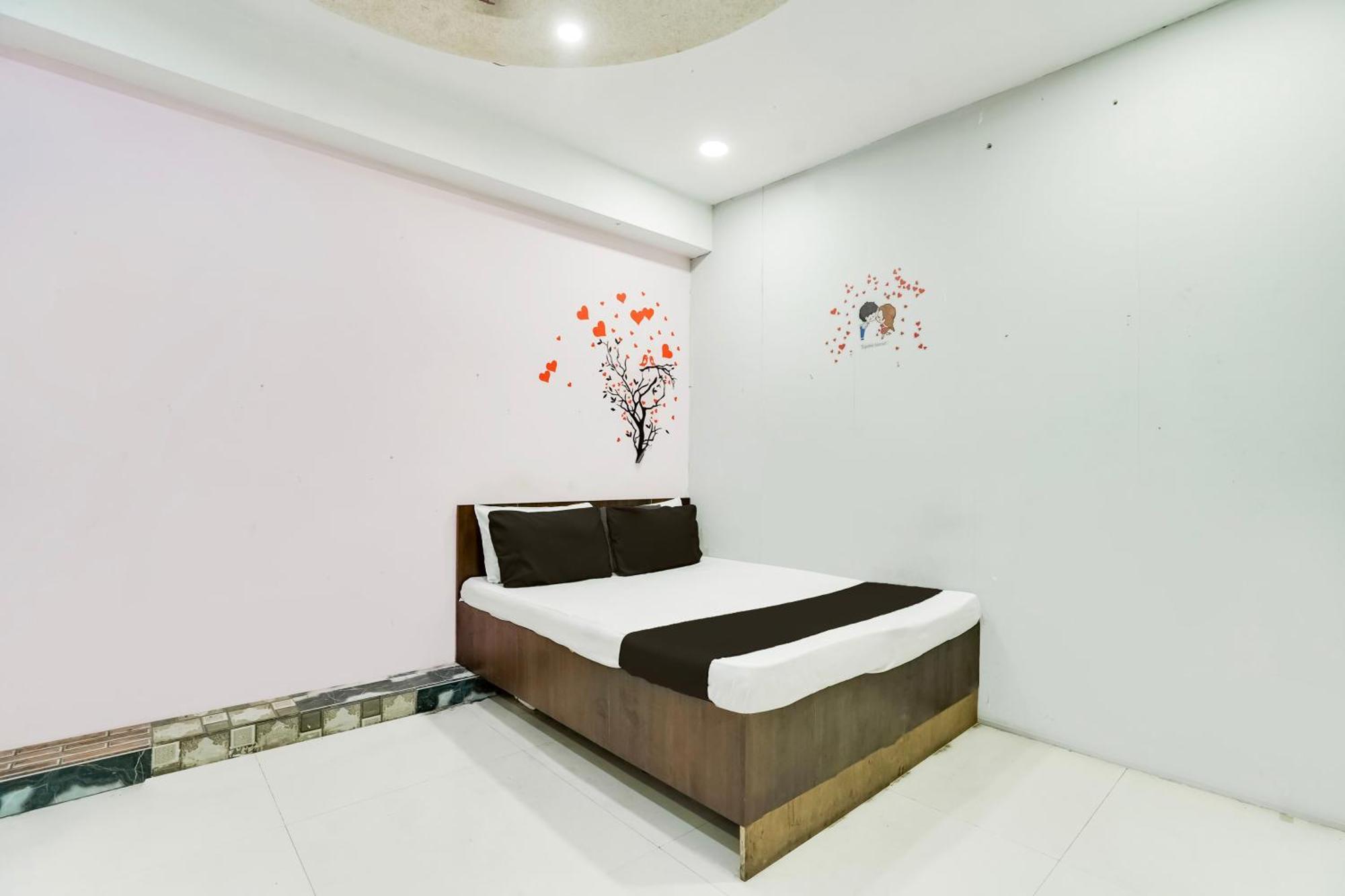 Hotel O Day Night Rooms Surat Exterior foto