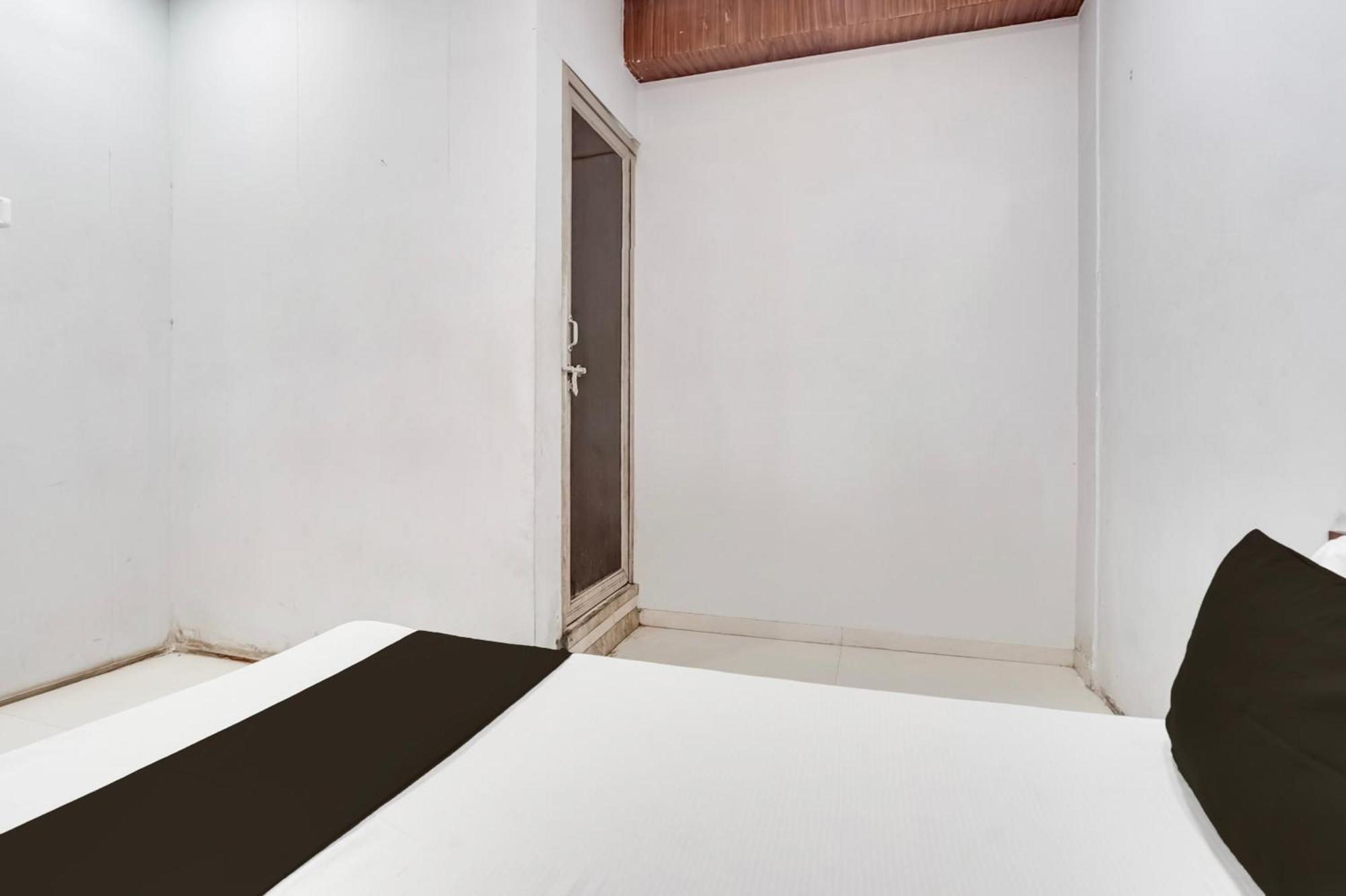 Hotel O Day Night Rooms Surat Exterior foto